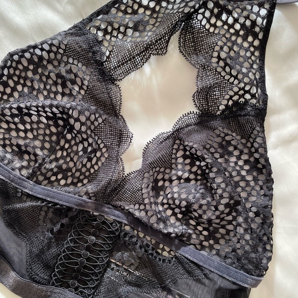 Victoria’s Secret Very Sexy Velvet Trim Bralette - Picture 4 of 5